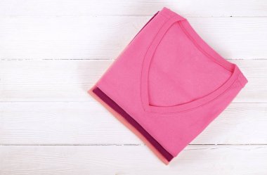 Kompozisyon katlanmış giysileri, hem erkek ve kadın, farklı renk ve malzeme için unisex ile. Çamaşırhane kazık, temiz giyim Makinası