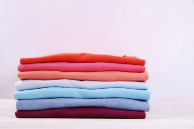 Kompozisyon katlanmış giysileri, hem erkek ve kadın, farklı renk ve malzeme için unisex ile. Çamaşırhane kazık, temiz giyim Makinası