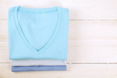 Kompozisyon katlanmış giysileri, hem erkek ve kadın, farklı renk ve malzeme için unisex ile. Çamaşırhane kazık, temiz giyim Makinası