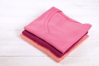 Kompozisyon katlanmış giysileri, hem erkek ve kadın, farklı renk ve malzeme için unisex ile. Çamaşırhane kazık, temiz giyim Makinası