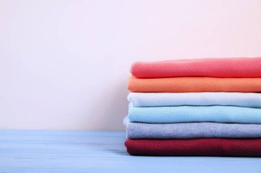 Kompozisyon katlanmış giysileri, hem erkek ve kadın, farklı renk ve malzeme için unisex ile. Çamaşırhane kazık, temiz giyim Makinası