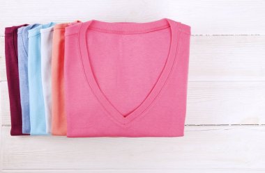 Kompozisyon katlanmış giysileri, hem erkek ve kadın, farklı renk ve malzeme için unisex ile. Çamaşırhane kazık, temiz giyim Makinası