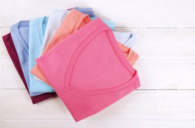 Kompozisyon katlanmış giysileri, hem erkek ve kadın, farklı renk ve malzeme için unisex ile. Çamaşırhane kazık, temiz giyim Makinası