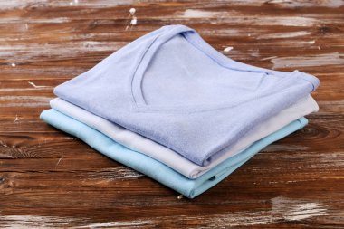 Kompozisyon katlanmış giysileri, hem erkek ve kadın, farklı renk ve malzeme için unisex ile. Çamaşırhane kazık, temiz giyim Makinası