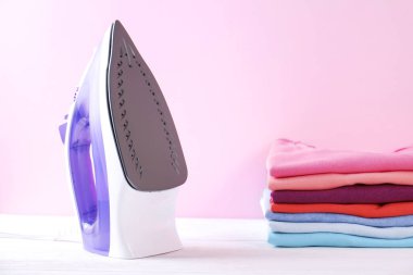 Kompozisyon katlanmış giysileri, hem erkek ve kadın, farklı renk ve malzeme için unisex ile. Çamaşırhane kazık, temiz giyim Makinası