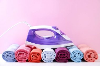 Kompozisyon katlanmış giysileri, hem erkek ve kadın, farklı renk ve malzeme için unisex ile. Çamaşırhane kazık, temiz giyim Makinası