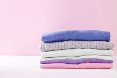 Kompozisyon katlanmış giysileri, hem erkek ve kadın, farklı renk ve malzeme için unisex ile. Çamaşırhane kazık, temiz giyim Makinası