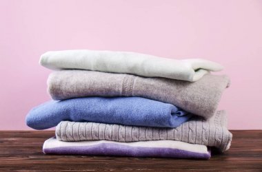 Kompozisyon katlanmış giysileri, hem erkek ve kadın, farklı renk ve malzeme için unisex ile. Çamaşırhane kazık, temiz giyim Makinası