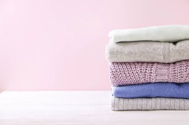 Kompozisyon katlanmış giysileri, hem erkek ve kadın, farklı renk ve malzeme için unisex ile. Çamaşırhane kazık, temiz giyim Makinası