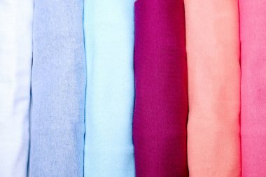 Kompozisyon katlanmış giysileri, hem erkek ve kadın, farklı renk ve malzeme için unisex ile. Çamaşırhane kazık, temiz giyim Makinası