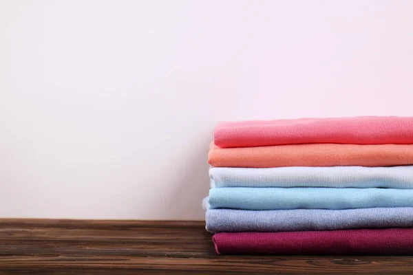 Composición con ropa doblada, unisex para hombre y mujer, diferente color y material. Montón de lavandería, ropa de limpieza en seco — Foto de Stock