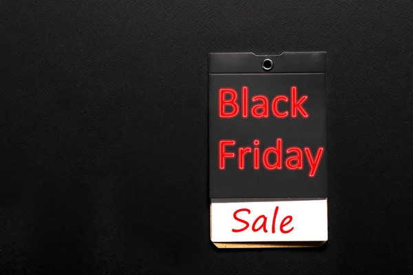 Konzept zum Thema Black Friday mit Objekten auf schwarzem Papier mit strukturiertem Hintergrund. — Stockfoto