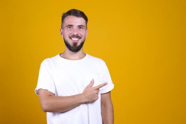 Mükemmel bakımlı sakallı adam, sarı arka planda şık bir saç stili var..