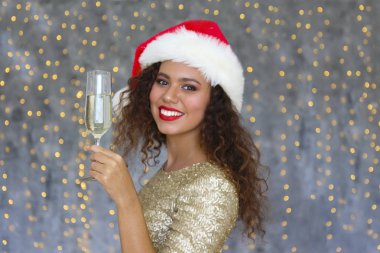 Güzel siyahi kadın dekoratif ışıklarla duvarda poz veriyor..