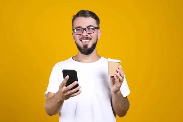 Homem barbudo perfeitamente preparado com penteado elegante posando sobre fundo amarelo . — Fotografia de Stock