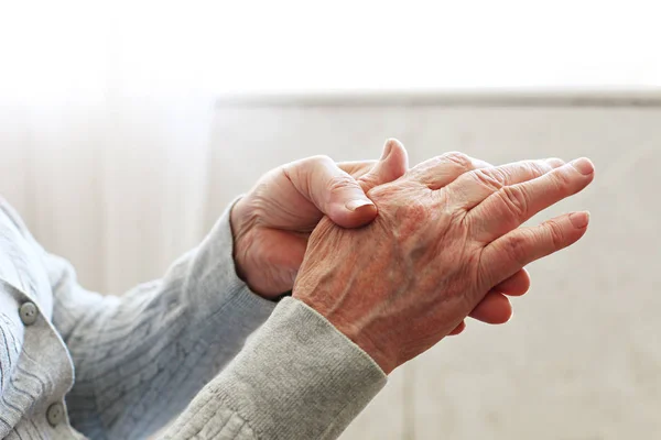 Primer plano de las manos de una anciana. Vieja vistiendo punto gris cárdigan . —  Fotos de Stock