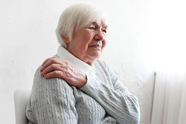 Retrato de una anciana triste y solitaria vestida de cárdigan gris . —  Fotos de Stock