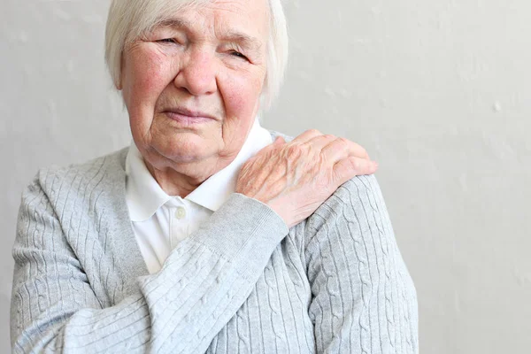 Portrait de femme âgée triste et solitaire portant un cardigan gris . — Photo