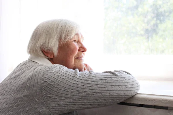 Retrato de una anciana triste y solitaria vestida de cárdigan gris . —  Fotos de Stock