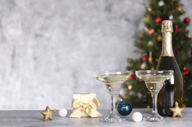 Geleneksel şampanya yeni yıl kutlamaları için iki kadehle..