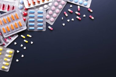 Farklı şekillerde ve renklerde farklı amaçlar için birçok hap..