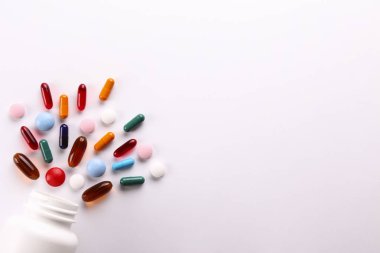 Farklı şekillerde ve renklerde farklı amaçlar için birçok hap..