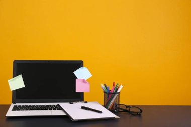 Çalışma alanı okul malzemeleri ve aksesuarlarla dolu..