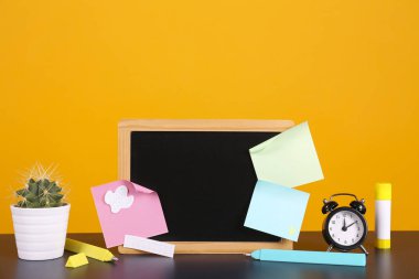 Çalışma alanı okul malzemeleri ve aksesuarlarla dolu..