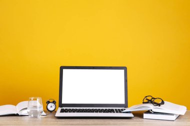 Çalışma alanı okul malzemeleri ve aksesuarlarla dolu..