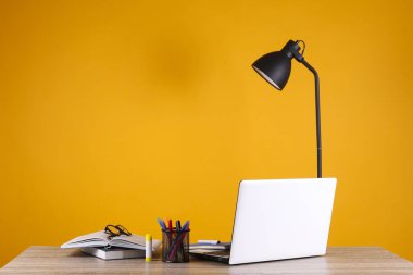 Çalışma alanı okul malzemeleri ve aksesuarlarla dolu..