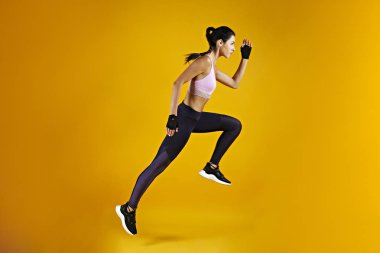 Çok formda genç ve güzel bir kadının renkli bir fotoğrafı. Spor yaşam tarzı konsepti.
