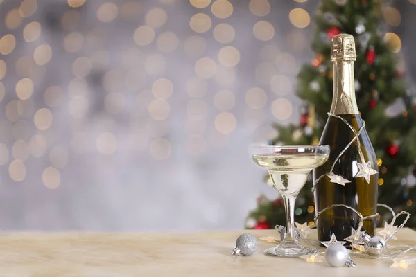 Bevanda di champagne tradizionale durante celebrazione di anno nuovo con due occhiali . — Foto Stock