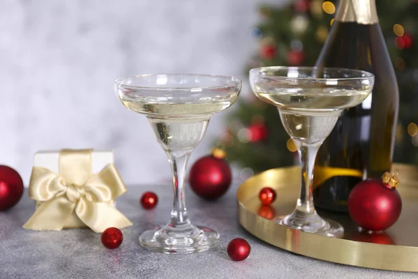 Bevanda di champagne tradizionale durante celebrazione di anno nuovo con due occhiali . — Foto Stock
