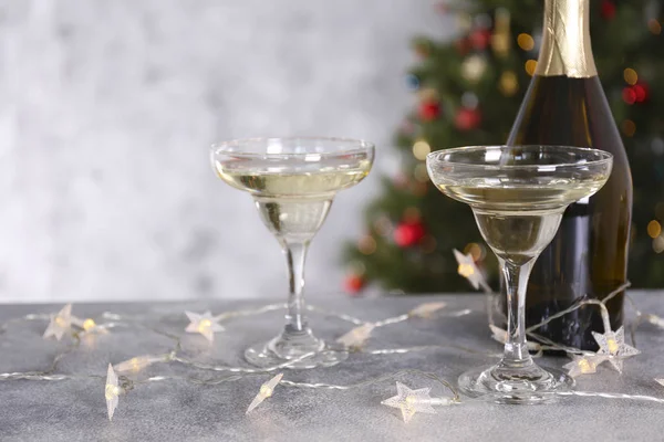 Tradisjonell champagnedrikk for nye år feiring med to glass . – stockfoto