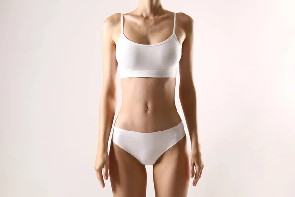 Fiatal nő fitt testtel fehérnemű divat fotózás. A test alakjának fogalma. — Stock Fotó