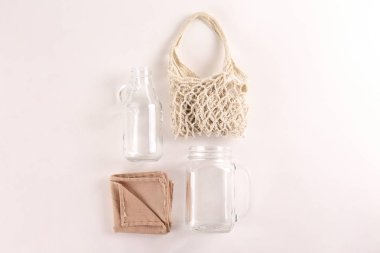 Paket servisi ve market alışverişi için çevre dostu yeniden kullanılabilir öğelere sahip yassı kompozisyon ve kağıt dokulu arka plan üzerine metin için bir sürü fotokopi alanı. Kapat, üst görünüm.