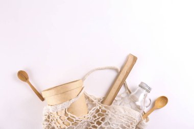 Paket servisi ve market alışverişi için çevre dostu yeniden kullanılabilir öğelere sahip yassı kompozisyon ve kağıt dokulu arka plan üzerine metin için bir sürü fotokopi alanı. Kapat, üst görünüm.