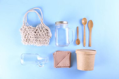 Paket servisi ve market alışverişi için çevre dostu yeniden kullanılabilir öğelere sahip yassı kompozisyon ve kağıt dokulu arka plan üzerine metin için bir sürü fotokopi alanı. Kapat, üst görünüm.