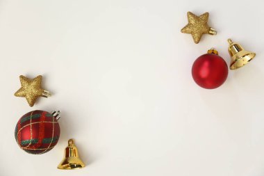 Noel konsepti. Düzenli kompozisyon, geleneksel şenlik nitelikleri, altın yıldız şekilli ağaç süslemeleri. Kış tatili sezonu. Arkaplan, boşluğu kopyala, kapat, üst görünüm, düz yat.