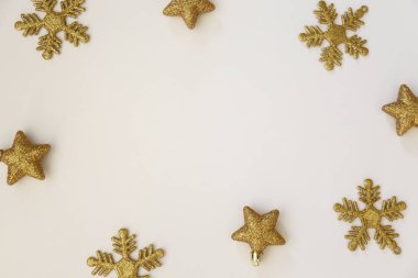 Noel konsepti. Düzenli kompozisyon, geleneksel şenlik nitelikleri, altın yıldız şekilli ağaç süslemeleri. Kış tatili sezonu. Arkaplan, boşluğu kopyala, kapat, üst görünüm, düz yat.