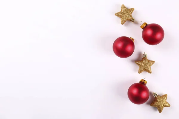 Karácsonyi hangulat. Elrendezés kompozíció, hagyományos ünnepi tulajdonságok, arany csillag alakú fa dekorációk. Téli ünnepek. Háttér, másolás tér, közelről, felülnézet, lapos fektetés. — Stock Fotó