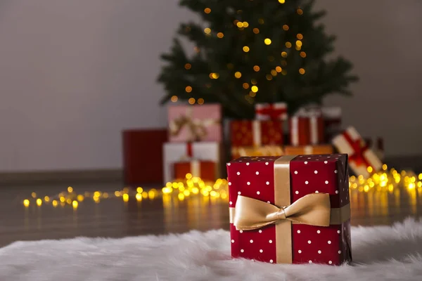Παραδοσιακό χριστουγεννιάτικο πεύκο με διακόσμηση διακοπών στο παρασκήνιο και στοίβα από δώρα σε πρώτο πλάνο. Τα φώτα του Μπόκε λάμπουν το βράδυ. Κοντινό πλάνο, αντίγραφο χώρου, φόντο, εσωτερικό. — Φωτογραφία Αρχείου