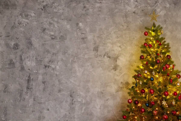 Albero di Natale decorato in morbide luci gialle con sfondo effetto bokeh. Lofty appartamento con decorazione tradizionale festa di Capodanno, illuminazione intima. Chiudi, copia spazio . — Foto Stock