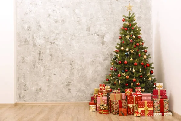 Albero di Natale decorato in morbide luci gialle con sfondo effetto bokeh. Lofty appartamento con decorazione tradizionale festa di Capodanno, illuminazione intima. Chiudi, copia spazio . — Foto Stock