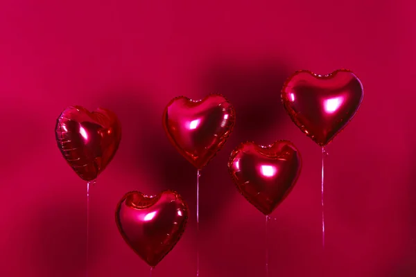 Hel w kształcie serca napompowany czerwoną folią balon powietrza latający w powietrzu. — Zdjęcie stockowe