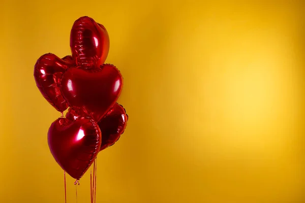 Szív alakú hélium felfújt piros fólia léggömb repül a levegőben. — Stock Fotó