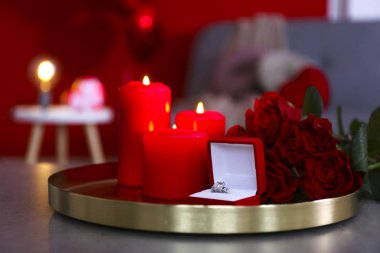 Aziz Sevgililer Günü kompozisyonu, gül buketi ve diğer romantik ruh hali özellikleri..