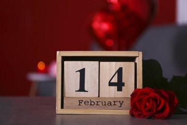 Aziz Sevgililer Günü kompozisyonu, gül buketi ve diğer romantik ruh hali özellikleri..