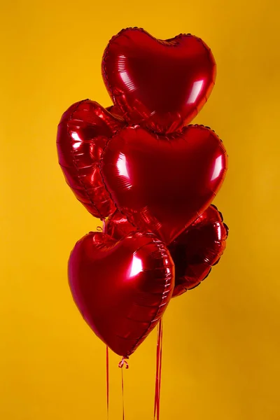 Szív alakú hélium felfújt piros fólia léggömb repül a levegőben. — Stock Fotó