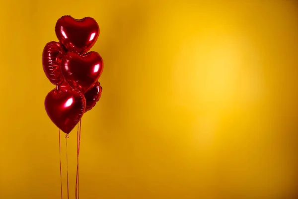 Καρδιά σχήμα ηλίου φουσκωμένο κόκκινο αλουμινόχαρτο αερόστατο που φέρουν στον αέρα. — Φωτογραφία Αρχείου